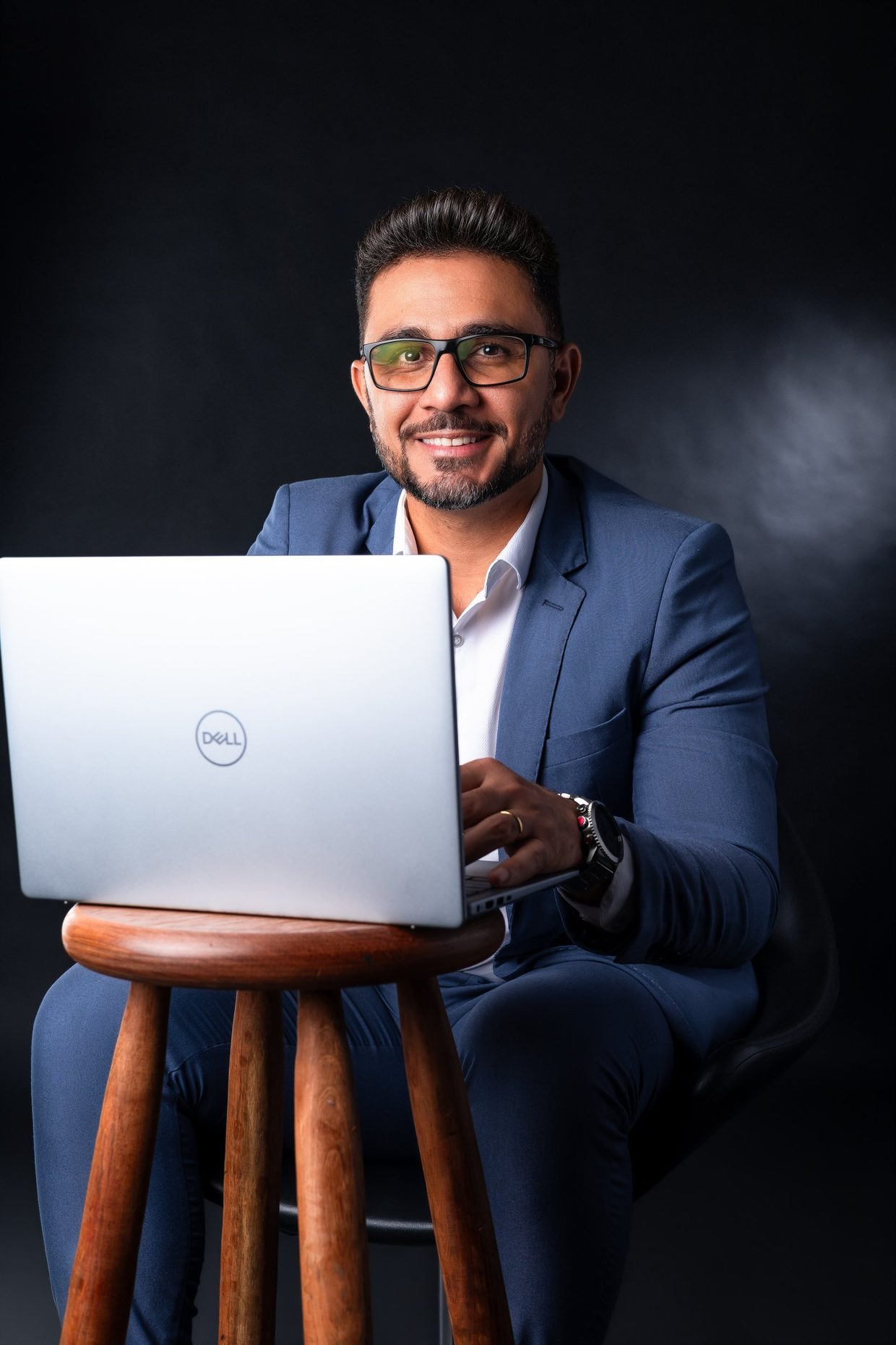 Adeilton Rufino de terno azul, com notebook