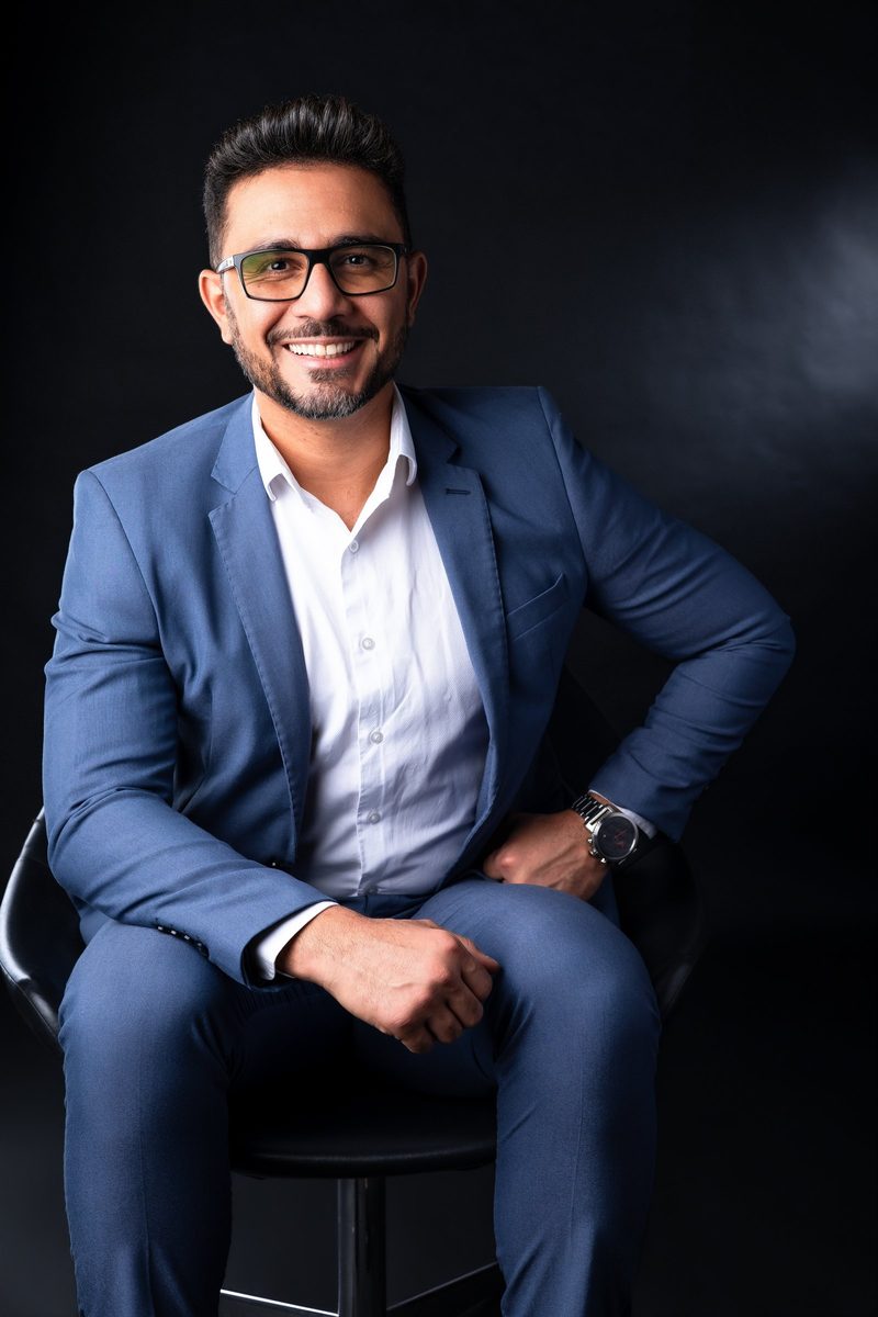 Adeilton Rufino de terno azul, sorrindo